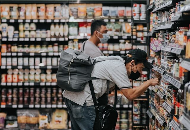 ilustrasi mengecek label kemasan produk
