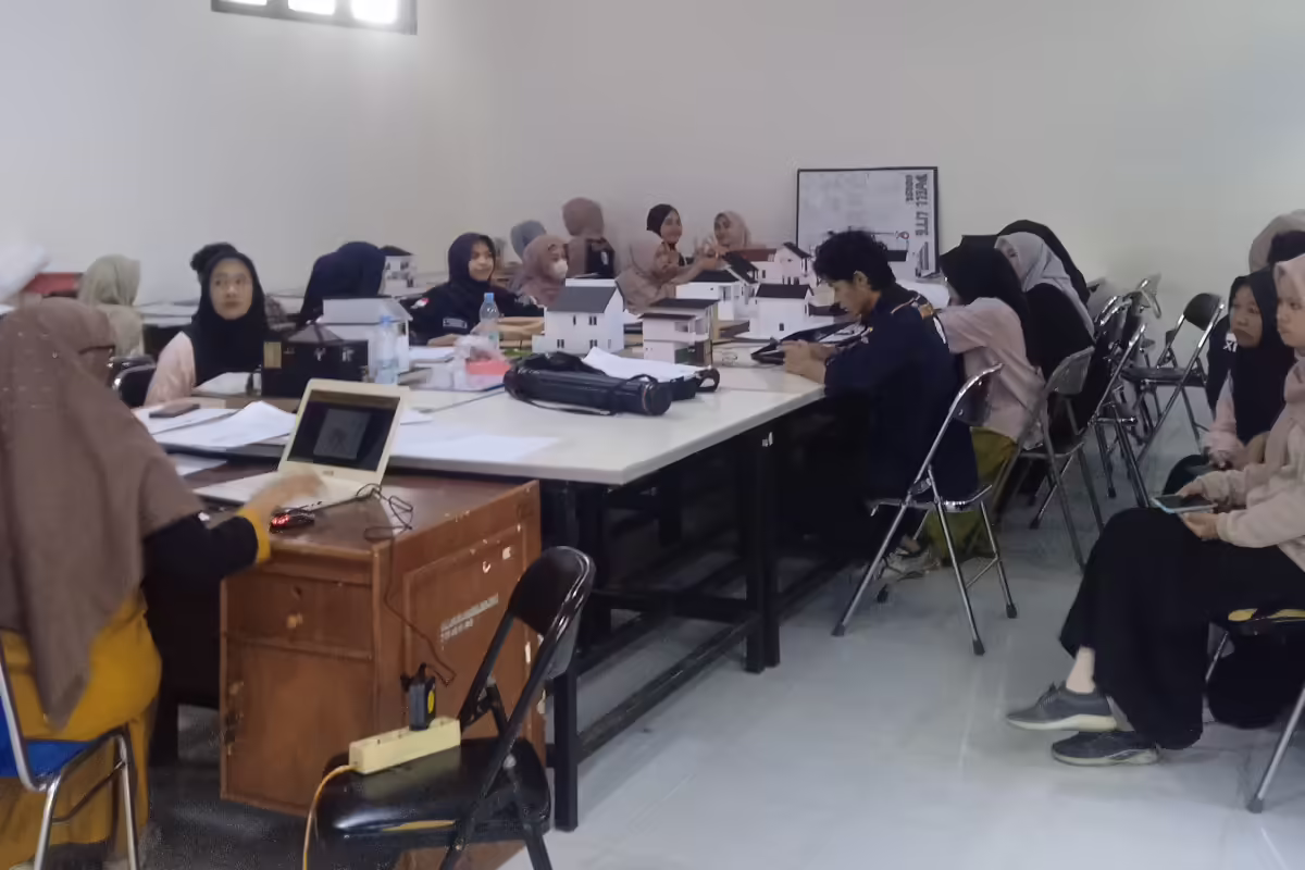 Mahasiswa Arsitektur Unimal saat mengikuti evaluasi final mata kuliah Studo Desain Arsitektur ii