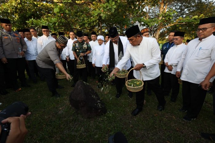 Tabur bunga di kuburan massal tsunami Ulee Lheue