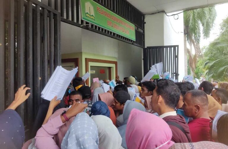 Warga bawa proposal ke Kantor Gubernur Aceh