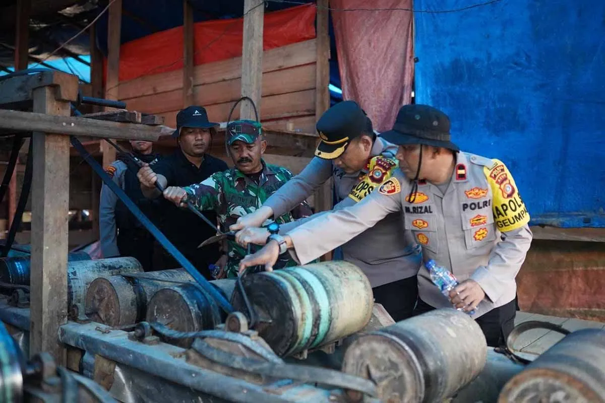 tim gabungan memeriksa alat penambangan emas ilegal