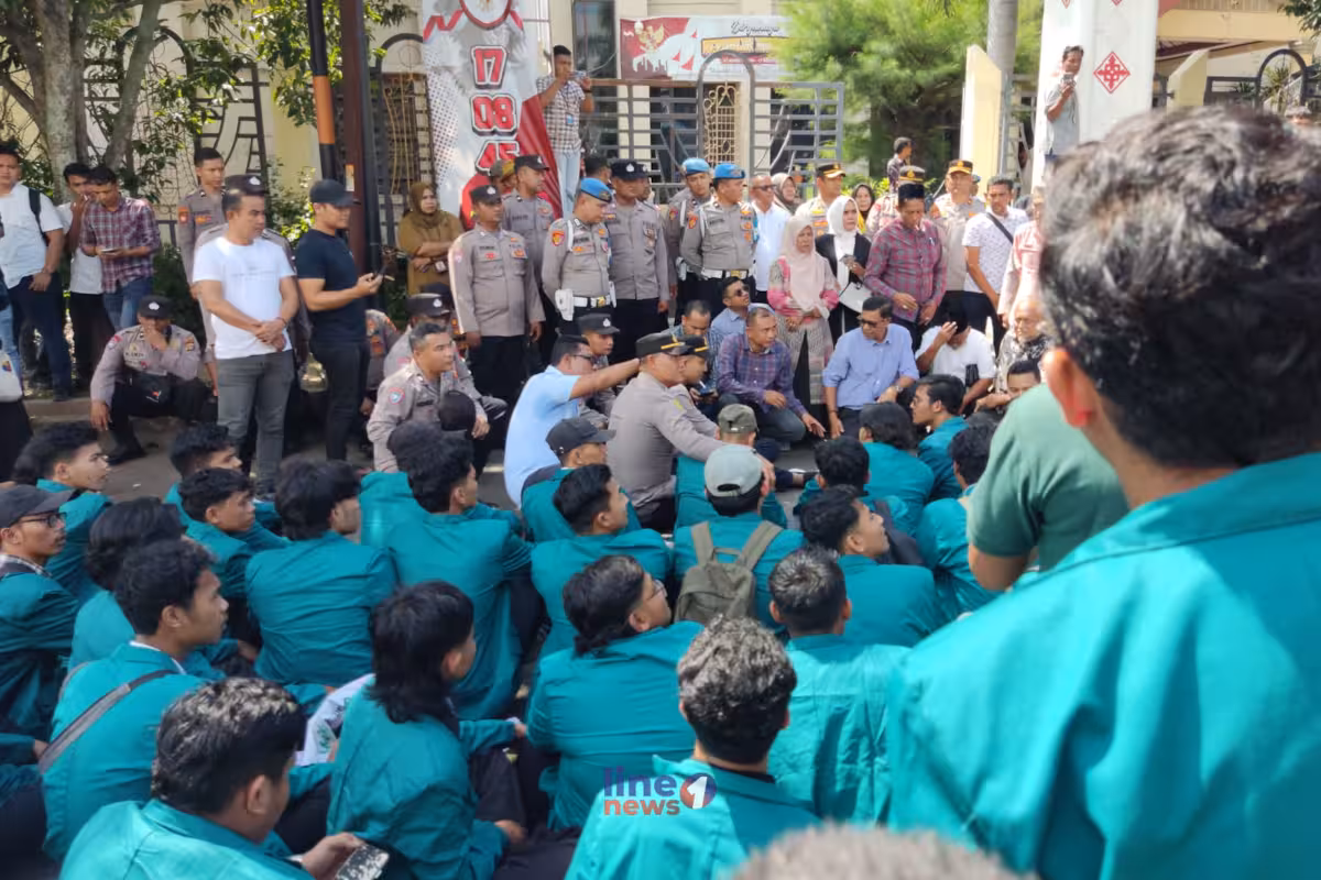 Demo Tolak Kenaikan PPN Line1News Yasir (15)