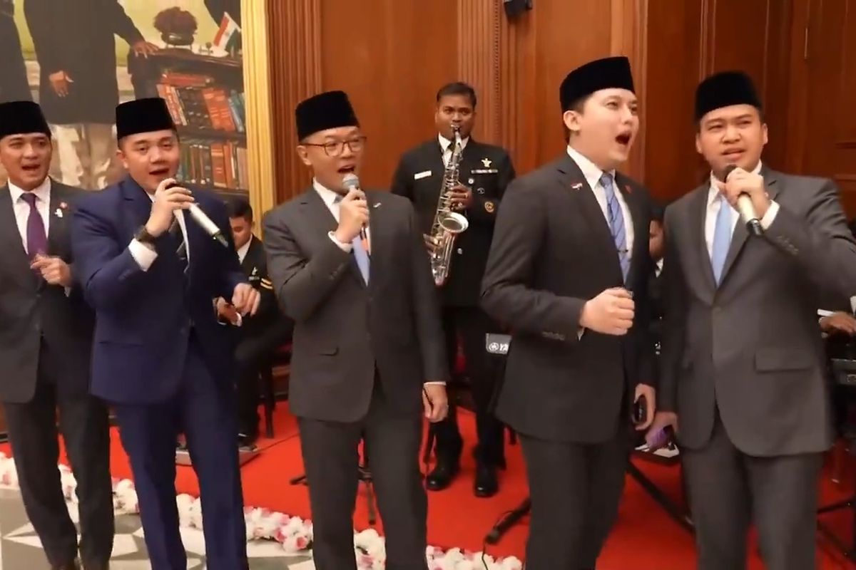 Mayor Teddy Menlu Sugiono Nyanyi Lagu India