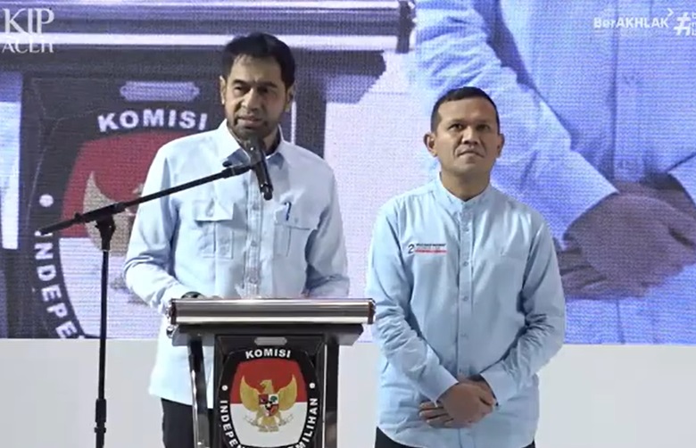 Mualem Dek Fad usai ditetapkan Gubernur Wagub Aceh