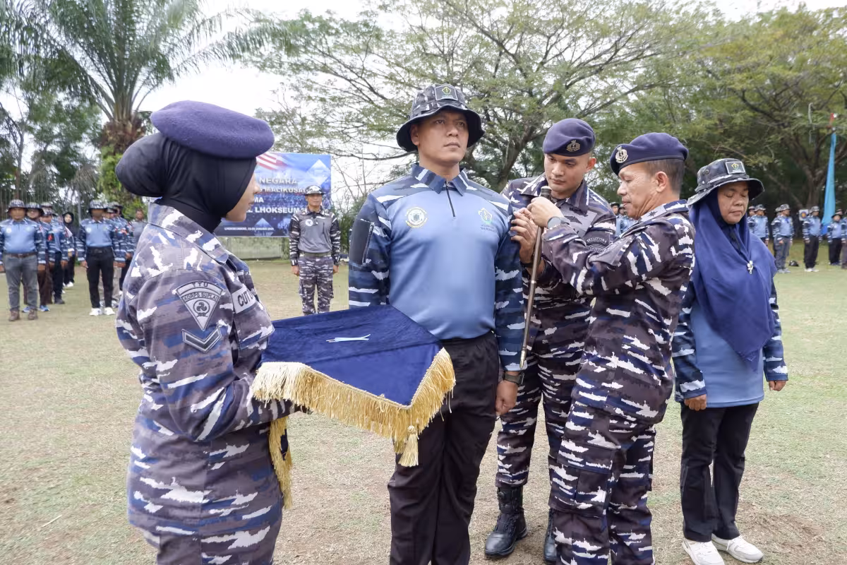 Penyematan pin peserta retret bela negara