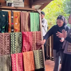 Kain tenun produksi Mutiara Songket