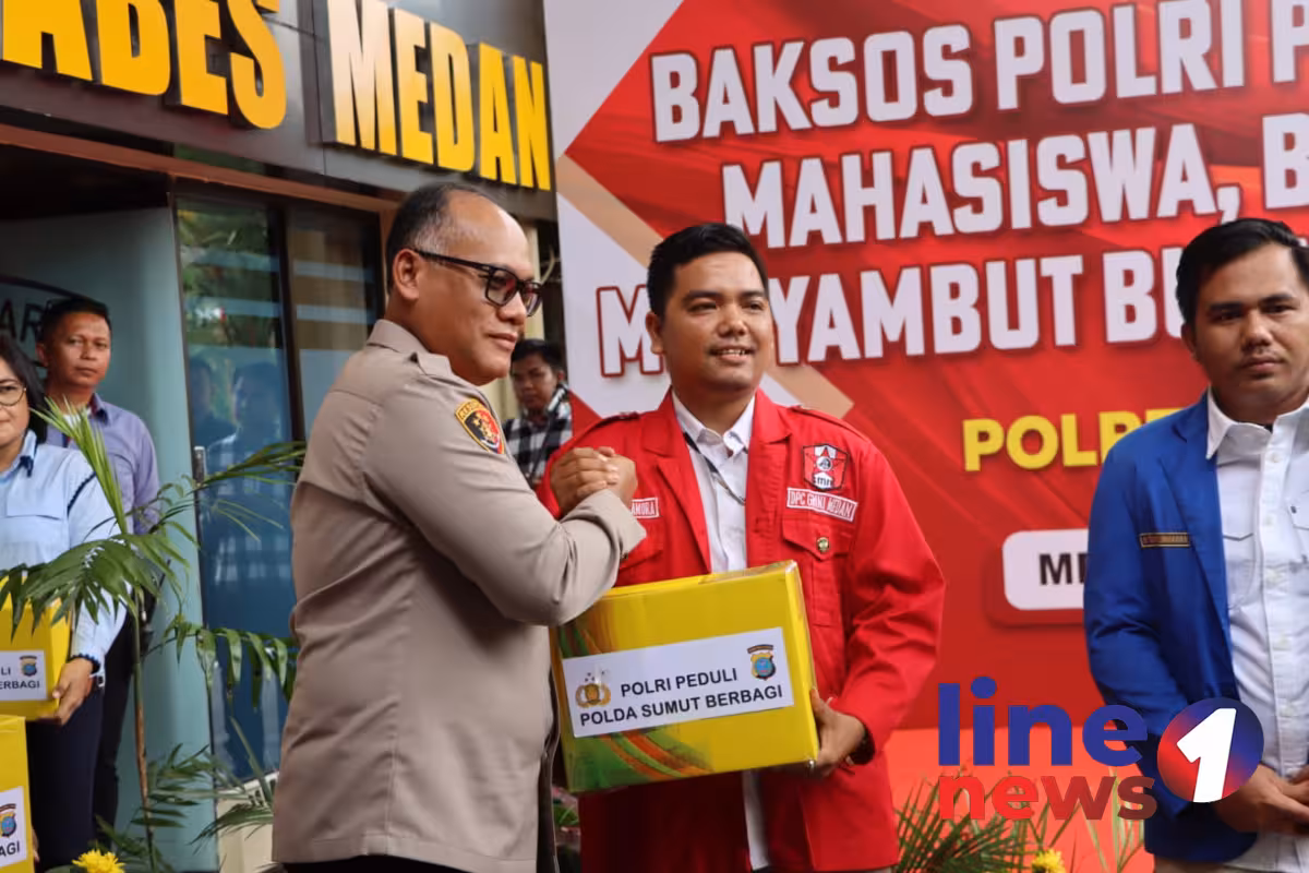 Kapolrestabes Medan Kombes Pol Gidion Arif Setyawan membagi bagikan sembako untuk mahasiswa dan pemuda
