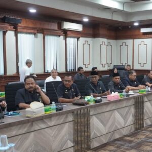 Rapat Komisi VII DPRA dan pimpinan Mahkamah Syariah