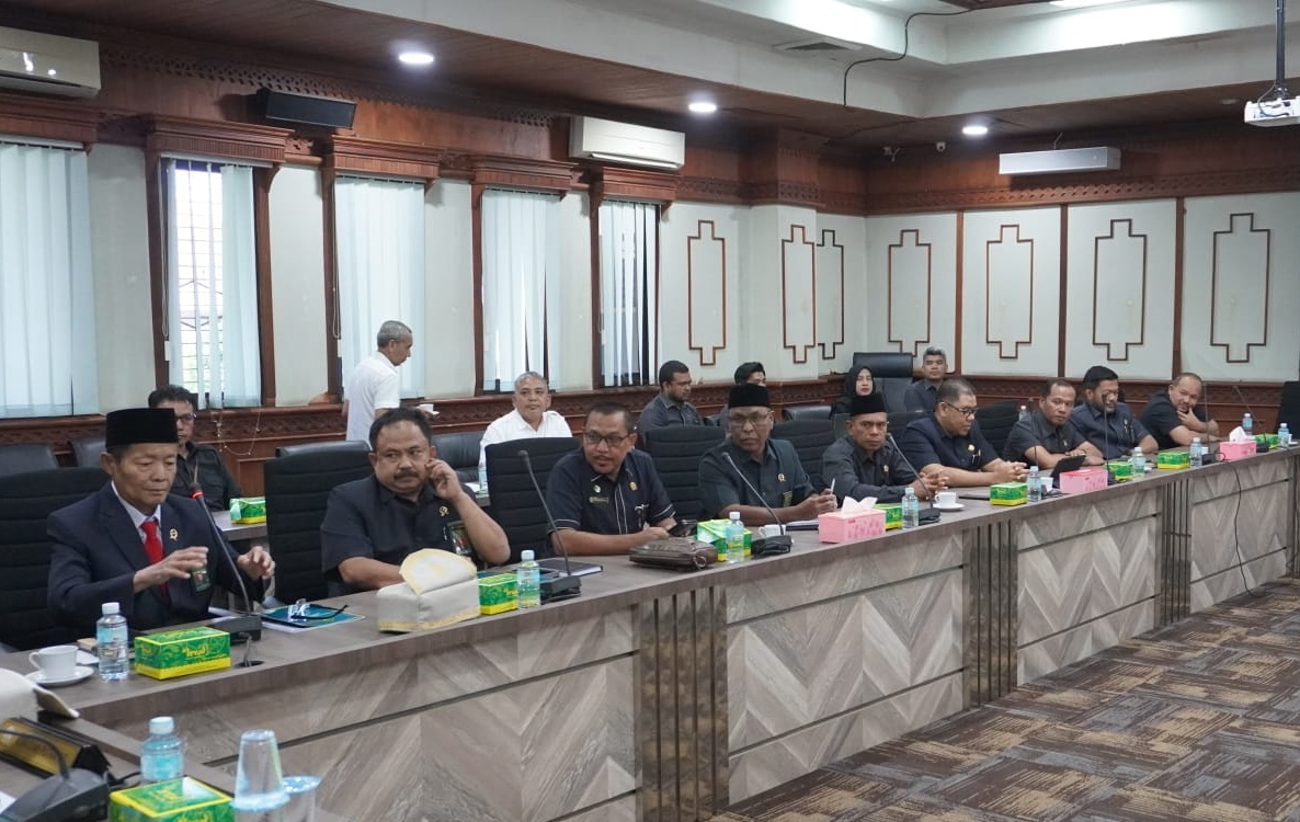 Rapat Komisi VII DPRA dan pimpinan Mahkamah Syariah