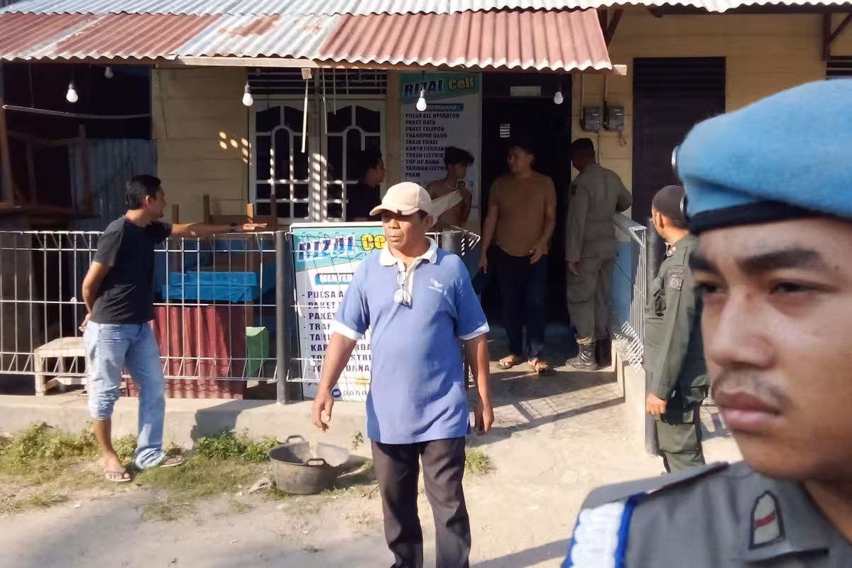 Satpol PP WH gerebek rumah (1)