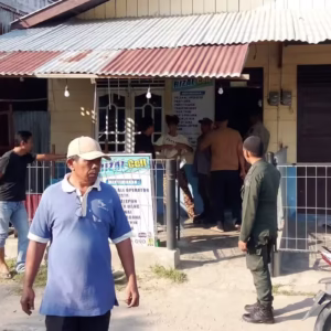 Satpol PP WH gerebek rumah (2)