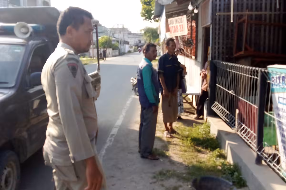 Satpol PP WH gerebek rumah (3)