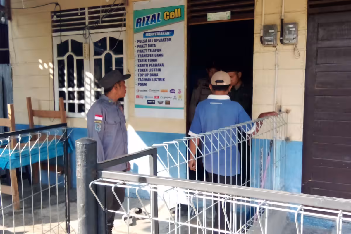 Satpol PP WH gerebek rumah (4)