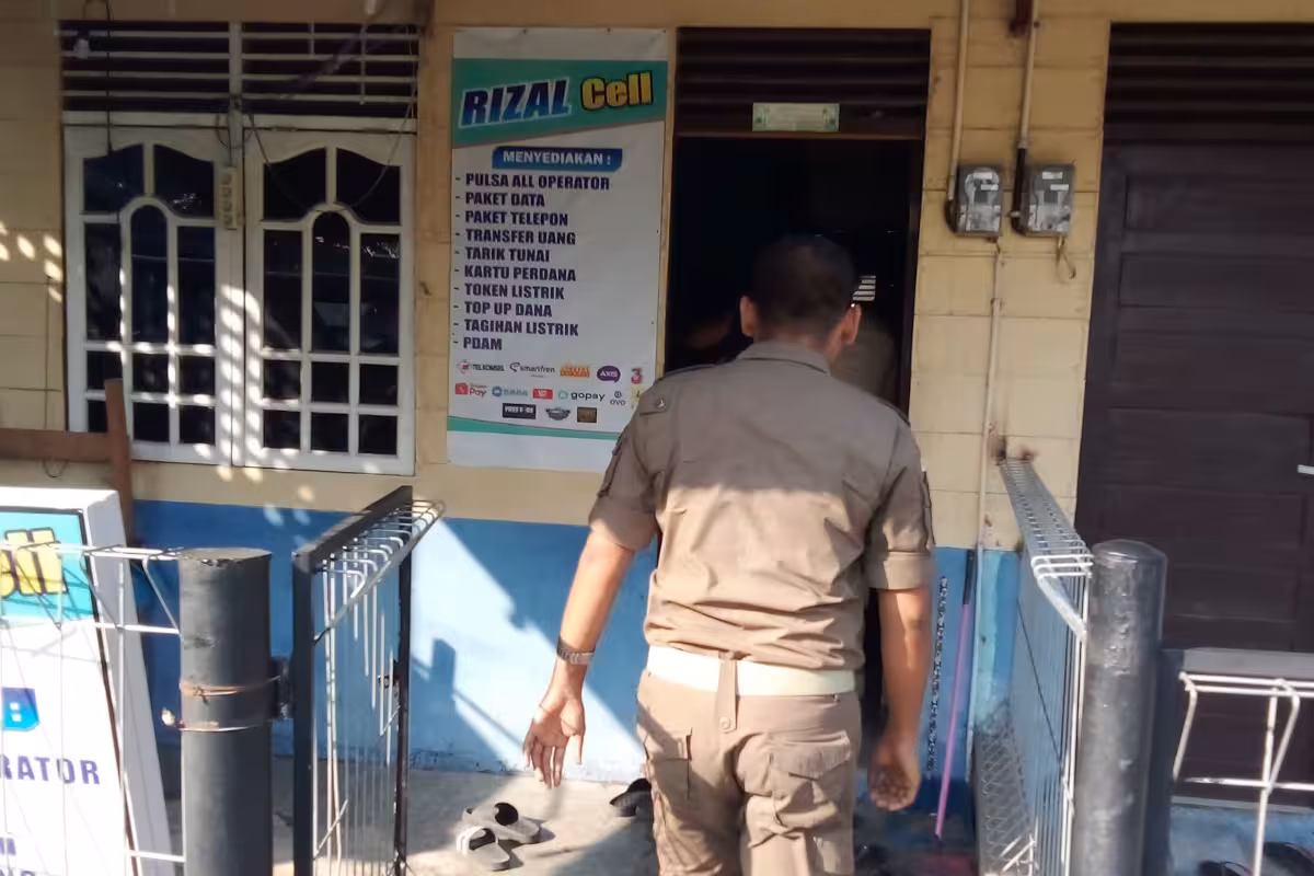 Satpol PP WH gerebek rumah (5)