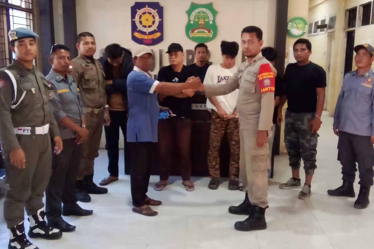 Satpol PP WH gerebek rumah (6)