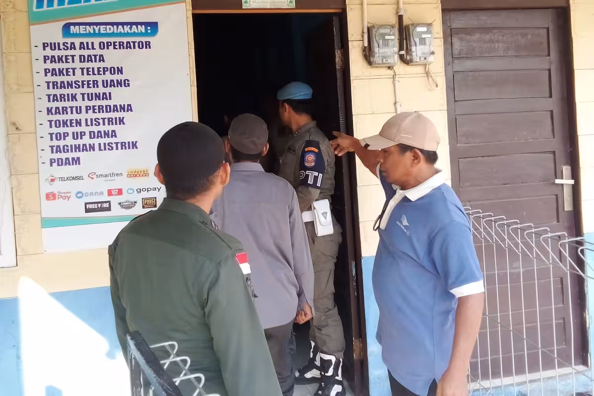Satpol PP WH gerebek rumah (8)