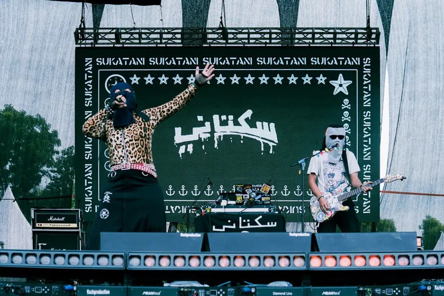 Aksi Band Sukatani saat manggung