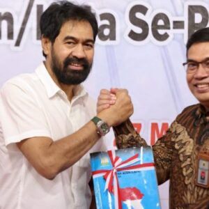Gubernur Mualem serahkan LPKD