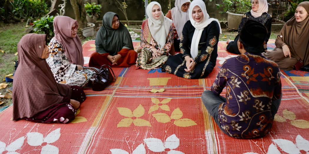 Kak Na dan Yulinda di rumah duka