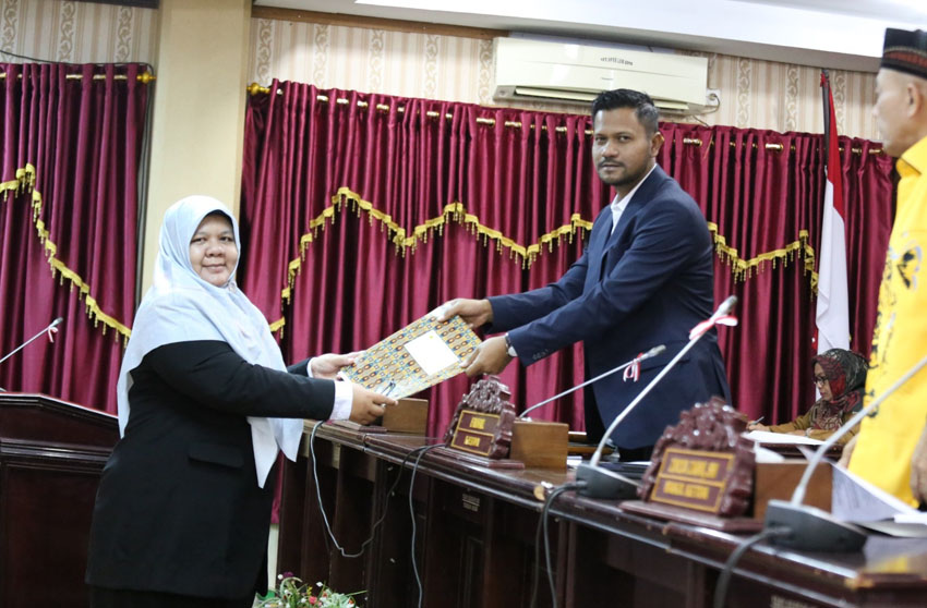Ketua Komisi D serahkan hasil UKK calon BMK kepada Ketua DPRK