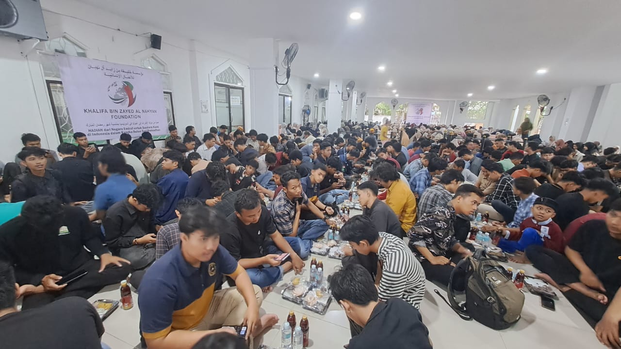 Mahasiswa dan warga berbuka puasa di UIN Ar Raniry