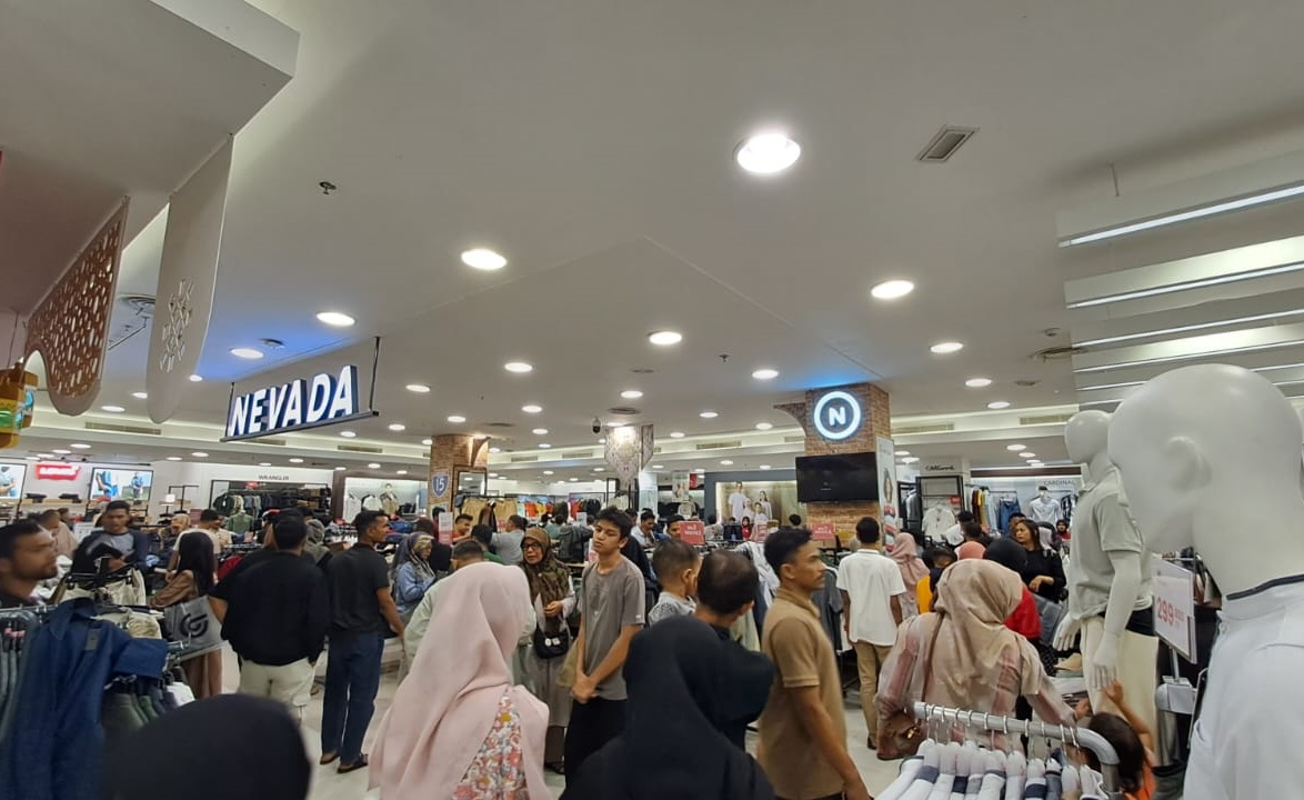 Pakaian lebaran di Plaza Banda Aceh