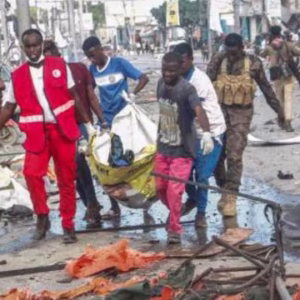 Para korban serangan Al Shabaab dievakuasi dari jalan sekitar hotel
