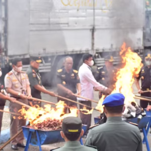 Pemusnahan bawang merah dan pakaian bekas di Bea Cukai Banda Aceh