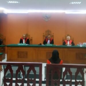 Majelis Hakim Pengadilan Negeri Lhokseumawe menjatuhkan vonis 10 tahun penjara kepada terdakwa Wulandari yang terbukti melakukan pembunuhan berencana terhadap Laksmiwati Anggraini, istri dokter Sukardi. Putusan itu dibacakan dalam sidang di PN Lhokseumawe, Kamis, 13 Maret 2025. Foto: Line1.News/Rma