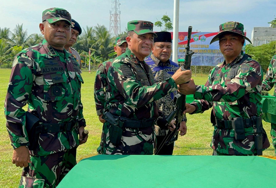 Senpi diserahkan warga usai penutupan TMMD Bireuen