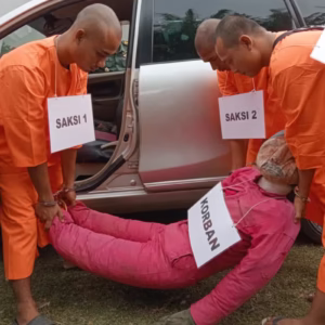Tersangka dan saksi membuang korban