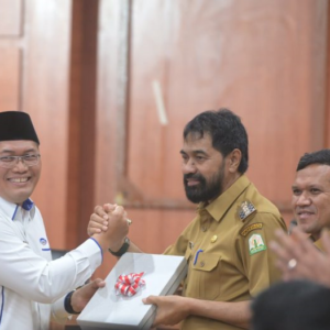 BPKP Aceh serahkan LED kepada Gubernur Mualem