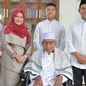 Dek Fad dan istri bersama Abon Arongan