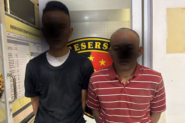 Dua taruna pelayaran yang mencuri ponsel di sebuah toko kawasan Peunayong Banda Aceh