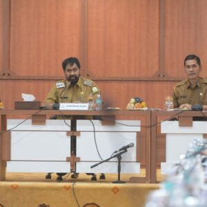 Gubernur Mualem pimpin rapat