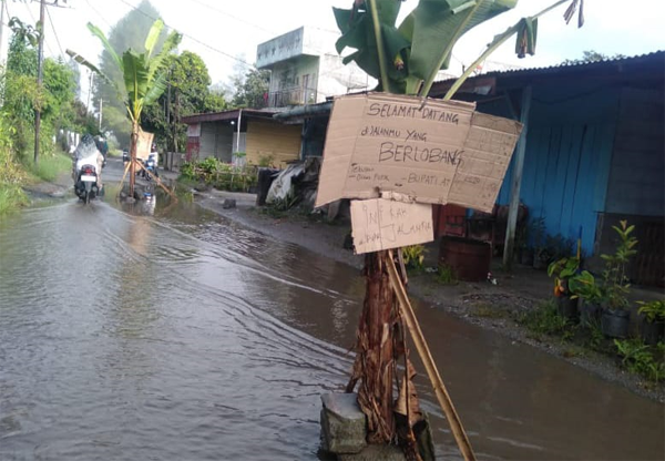 Jalan rusak di Kampung Kun ditanami pisang2