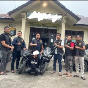 MN pemuda Julok bersama dua unit Honda CBR yang dicurinya di wilayah Bener Meriah