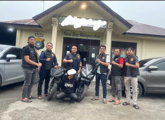MN pemuda Julok bersama dua unit Honda CBR yang dicurinya di wilayah Bener Meriah