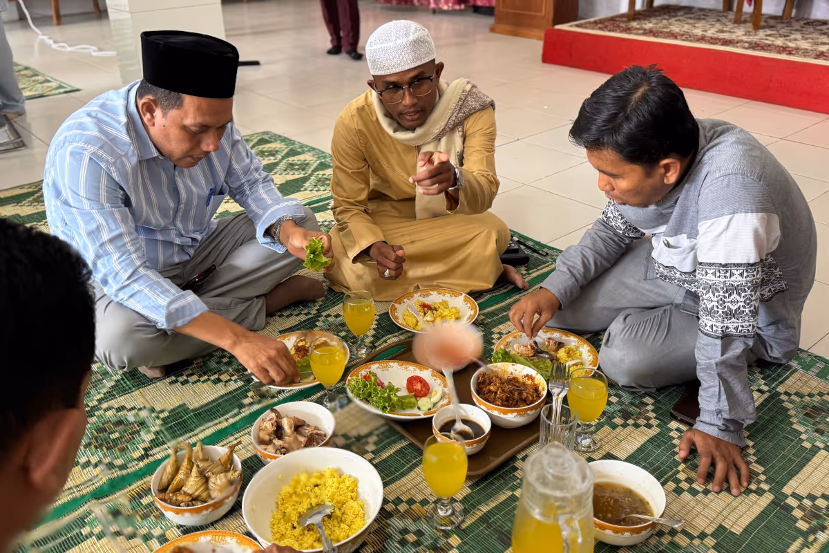 Menyantap nasi kuning