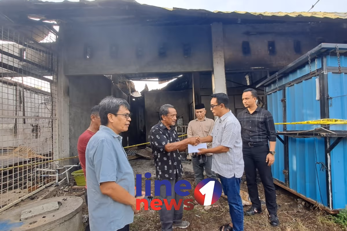 Penyerahan donasi kepada Rahmad