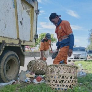 Petugas kebersihan angkut sampah