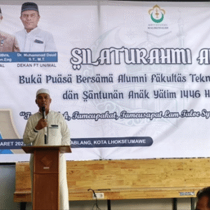 Rektor Unimal Herman Fithra saat buka puasa bersama