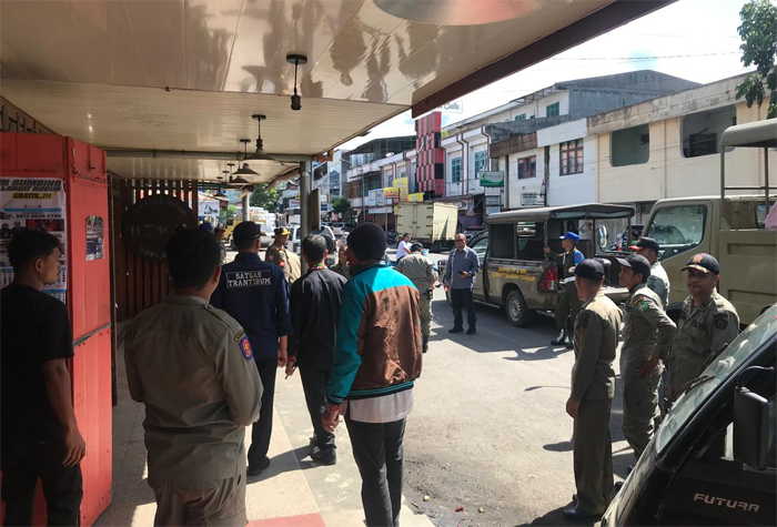 Satpol PP minta pemilik toko bongkar kanopi