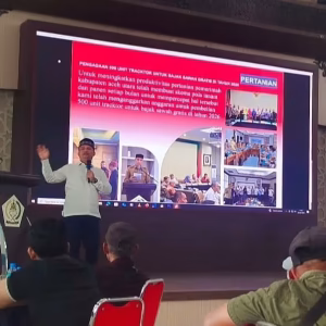 Bupati Ayahwa memaparkan program 100 hari kerja di depan awak media