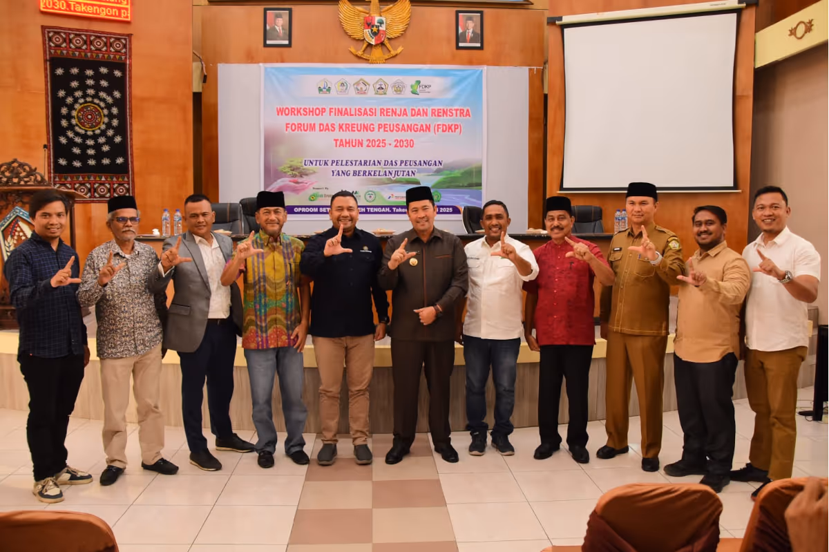 Bupati Haili Yoga bersama sebagian peserta Forum DAS Peusangan