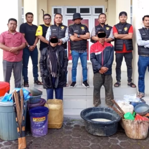 Dua penjual tuak yang ditangkap Polres Bener Meriah bersama barang bukti