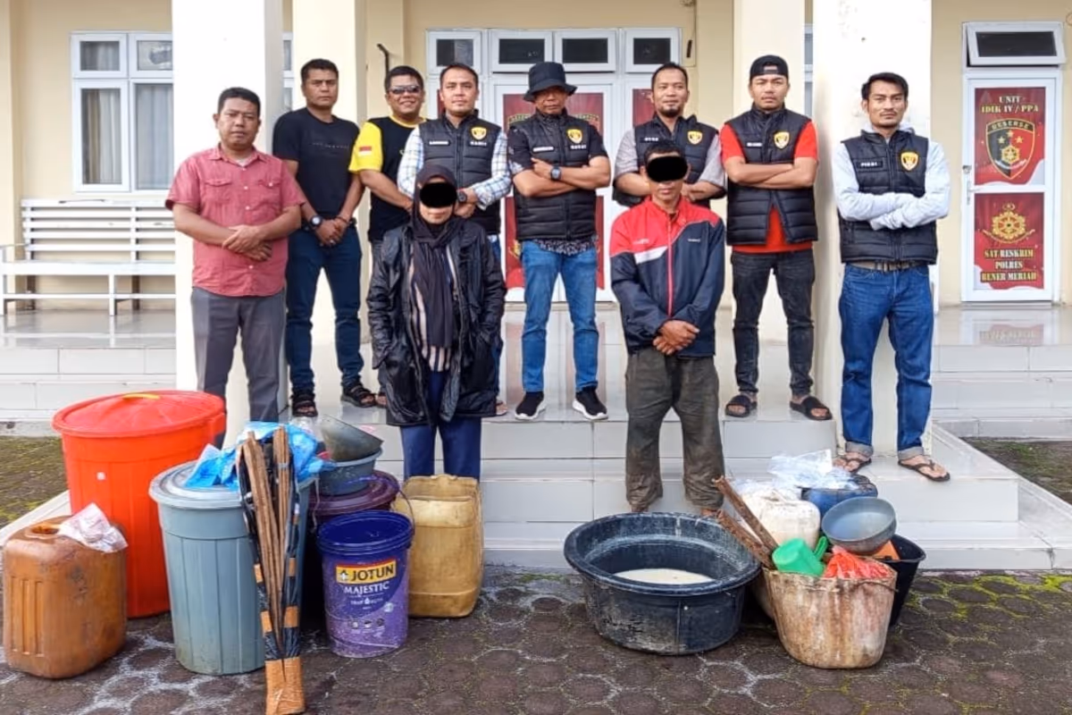 Dua penjual tuak yang ditangkap Polres Bener Meriah bersama barang bukti