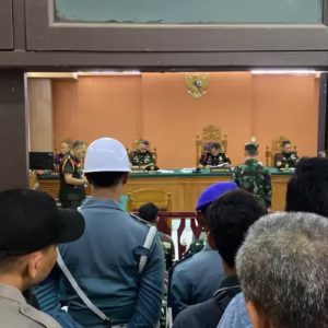 Foto dari depan pintu ruang sidang