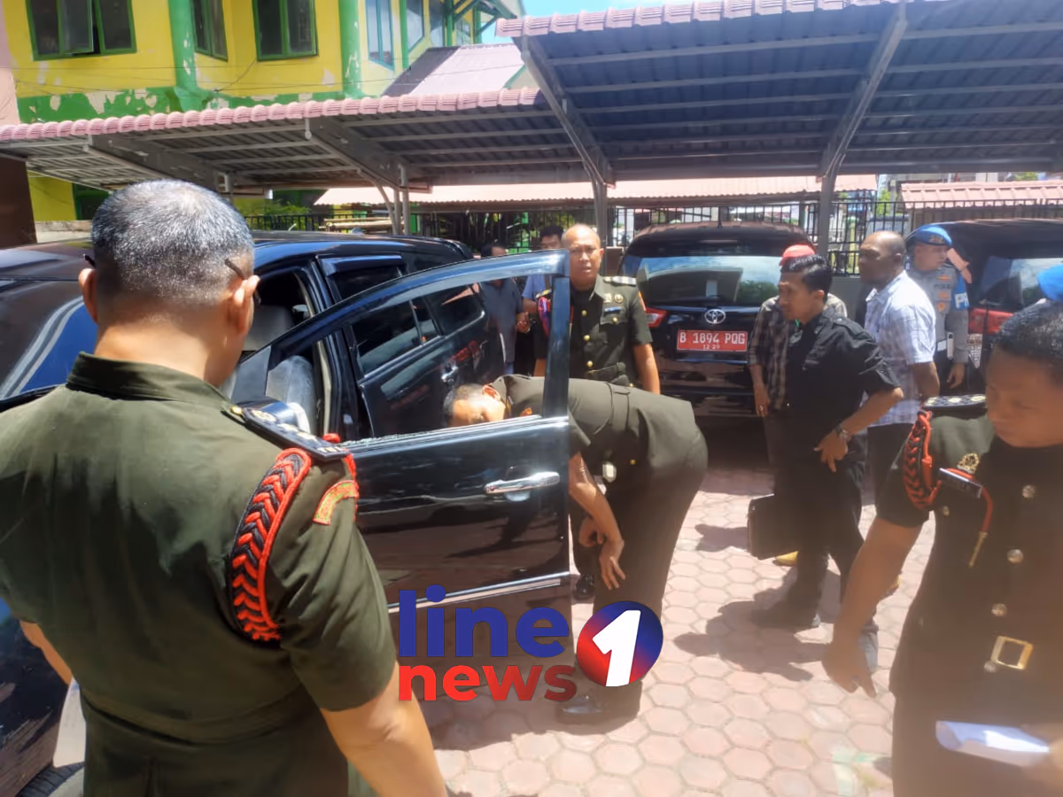 Hakim cek barang bukti mobil Innova