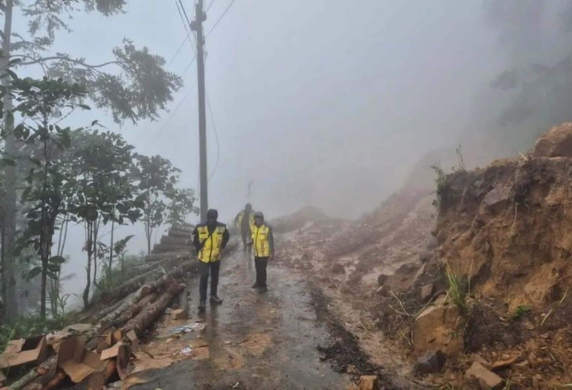 Ilustrasi jalan tertutup longsoran